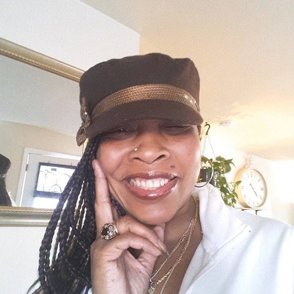 Poshmark profile picture for @moaning